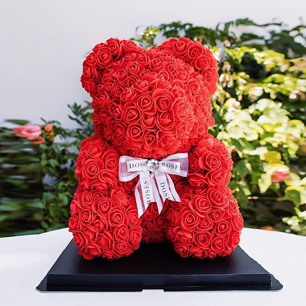 Hoa gấu hồng đỏ đeo nơ tím