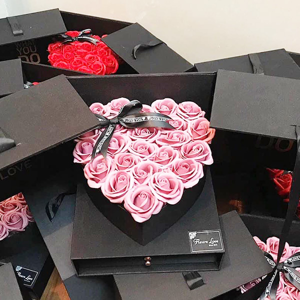 Hoa hộp trái tím vỏ carton đen